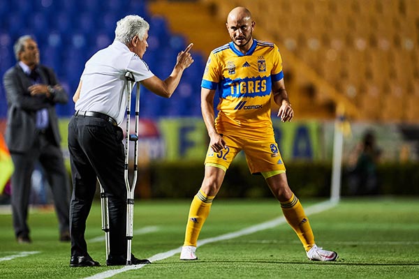 El paraguayo recibe instrucciones de Tuca