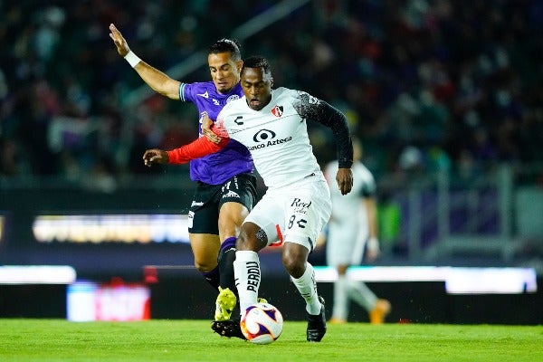 Renato Ibarra en acción ante Mazatlán