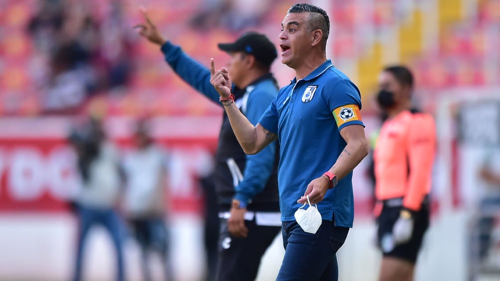 Héctor Altamirano da indicaciones en el duelo vs Necaxa 