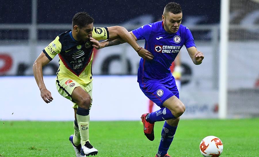 Sebastián Cáceres pelea el balón con Jonathan Rodríguez