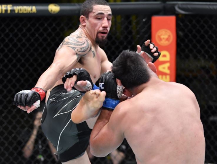 Acciones entre Robert Whittaker y Kelvin Gastelum