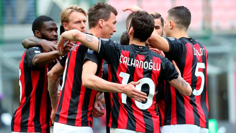 Jugadores del Milan, en festejo de gol