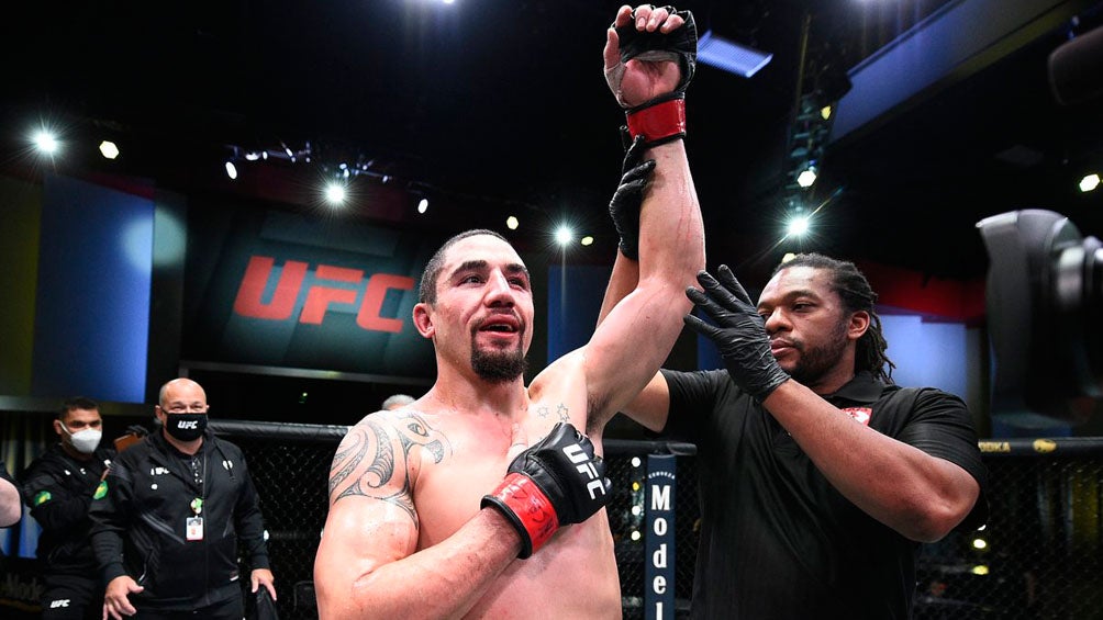 Robert Whittaker es declarado vencedor del combate