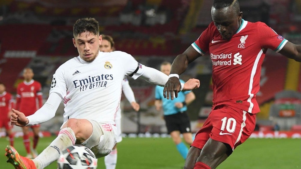 Fede Valverde en acción contra el Liverpool durante la Champions League