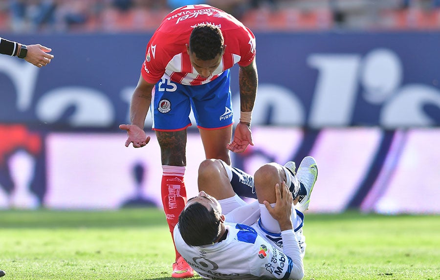 Izquierdo reclama a jugador del Puebla