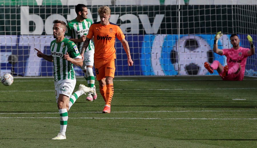 Sergio Canales celebra su anotación ante el Valencia