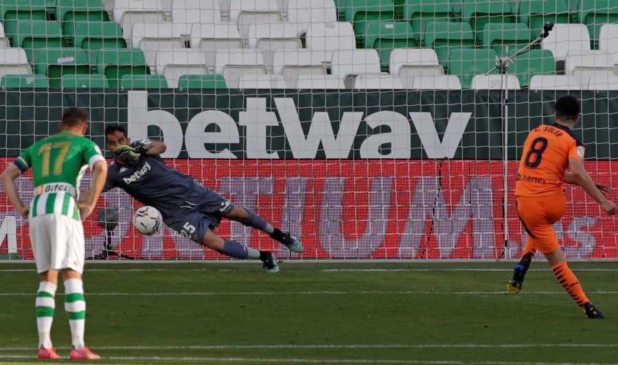 Carlos Soler igualó el juego acertando la pena máxima