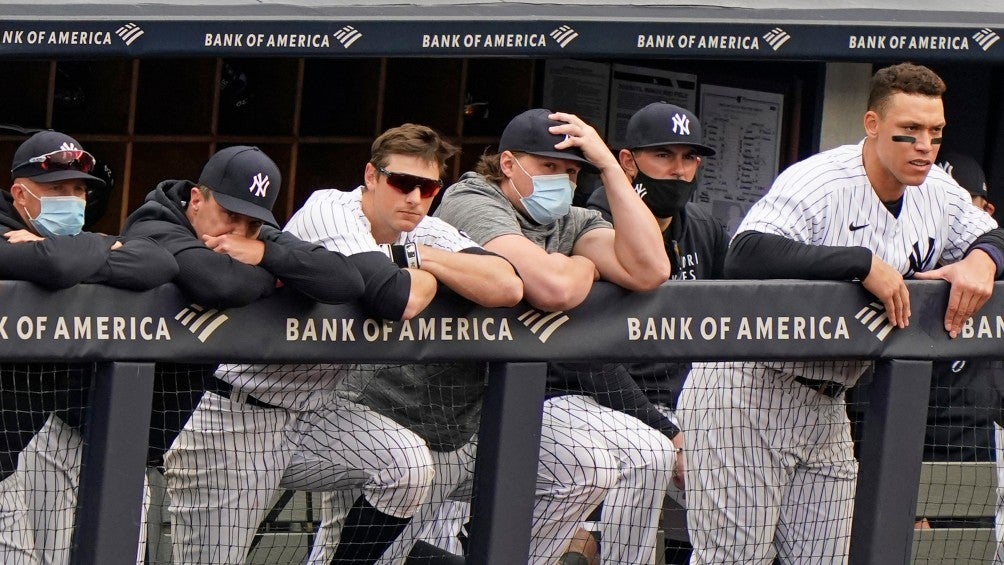 Dugout de los Yankees observa un partido