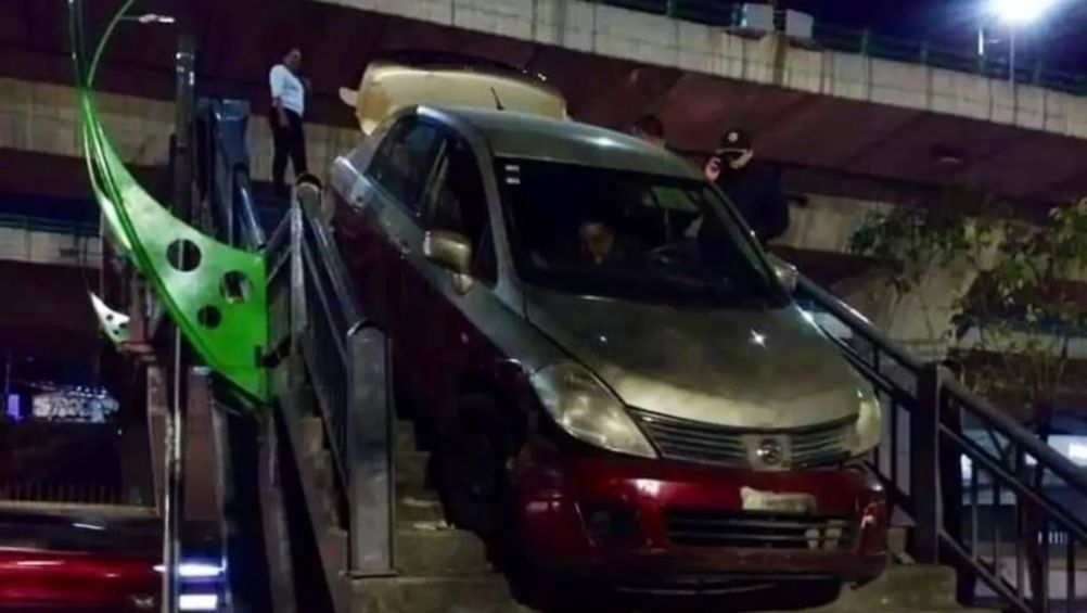 Taxi en puente peatonal de Naucalpan