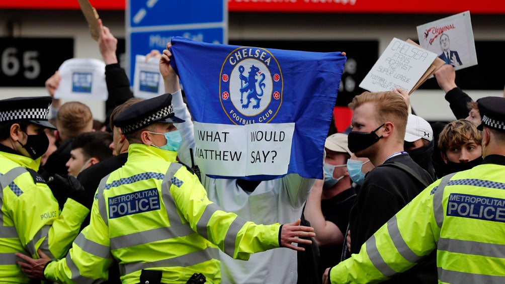 Afición del Chelsea protesta contra la Superliga europea