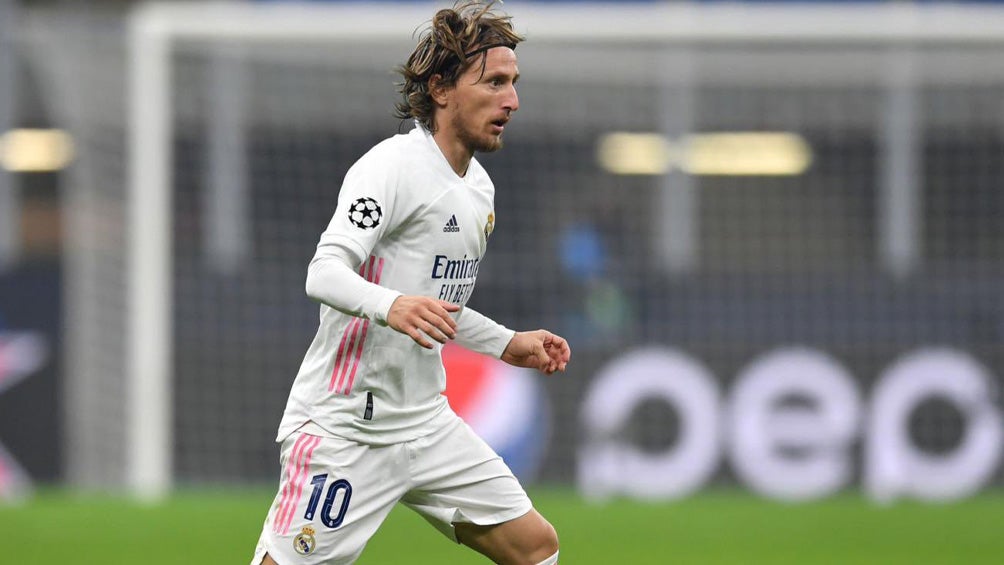 Luka Modric durante un duelo con el Real Madrid 