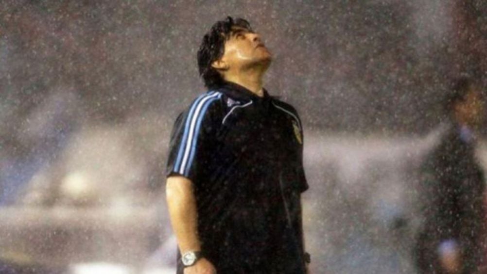 Diego Armando Maradona bajo la lluvia luego de un partido