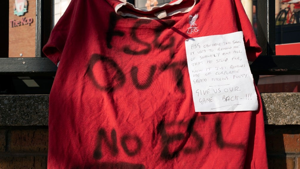 Playera colgada afuera del estadio Anfield, casa del Liverpool, en protesta por la Superliga