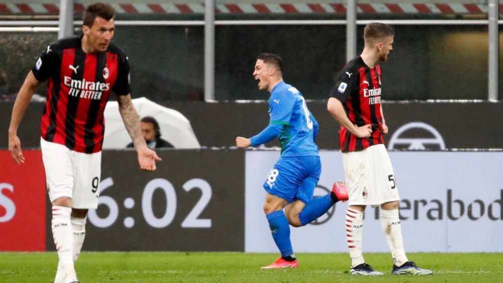 Giacomo Raspadori festejando el gol del triunfo del Sassuolo sobre el Milan