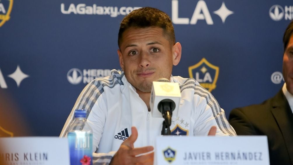 Chicharito Hernández en una conferencia 