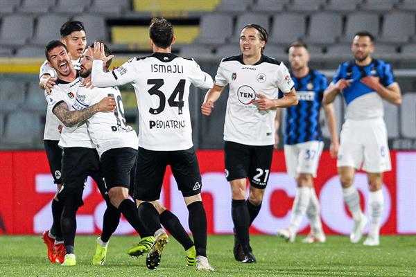 Jugadores del Spezia en festejo ante Inter