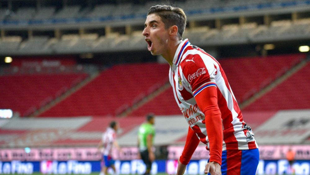 Isaác Brizuela en festejo con Chivas