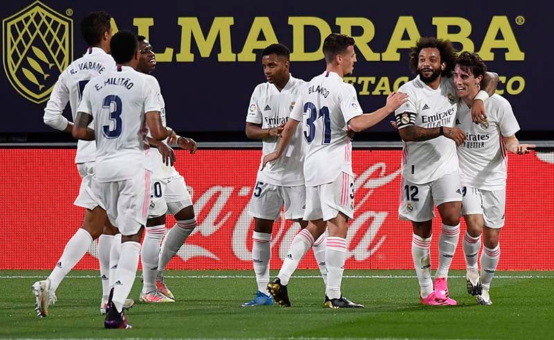 Jugadores del Real Madrid festejan una anotación 