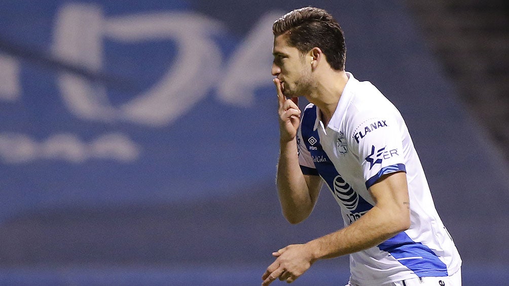 Santiago Ormeño festeja un gol con Puebla 