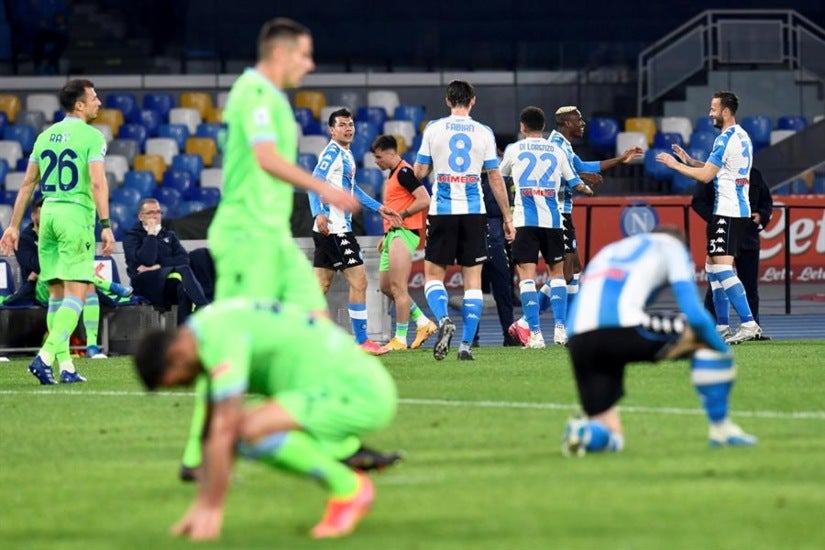 Jugadores del Napoli festejando su quinto a favor