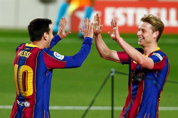 Messi y De Jong en festejo