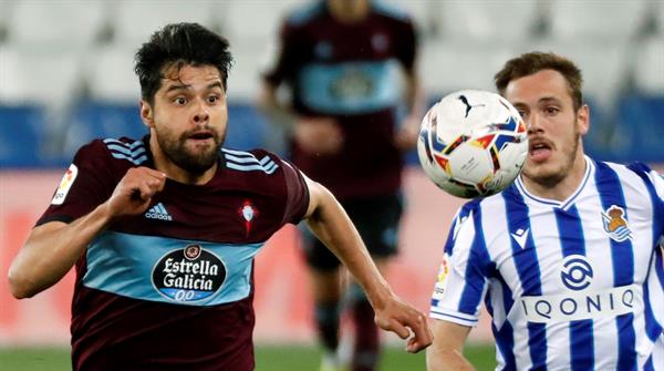 Néstor Araujo del Celta Vigo pelea balón a Jon Bautista de la Real Sociedad