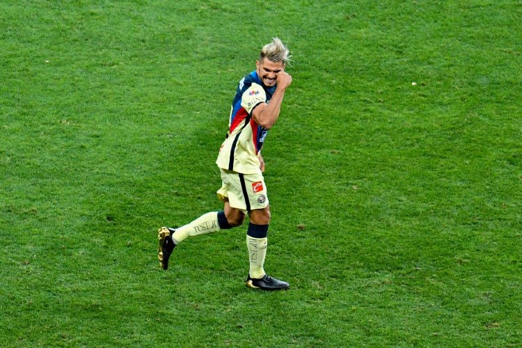 Henry Martín celebrando un gol con América