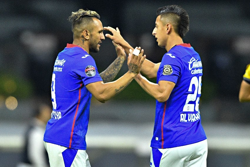 Walter Montoya y Roberto Alvarado festejando en un partido de Cruz Azul