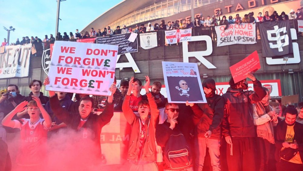 Afición del Arsenal en protesta