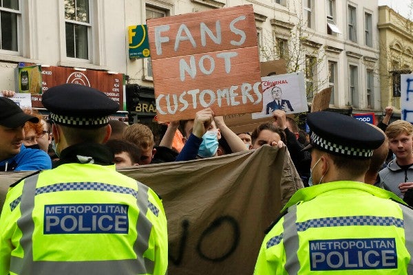 Hinchas del Chelsea protestan frente al estadio