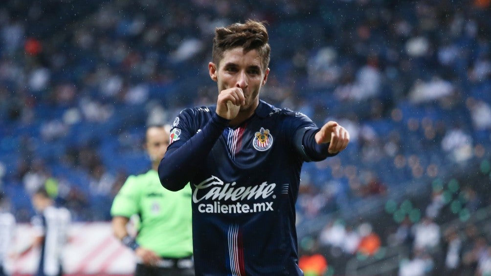 Isaac Brizuela celebrando un gol con Chivas