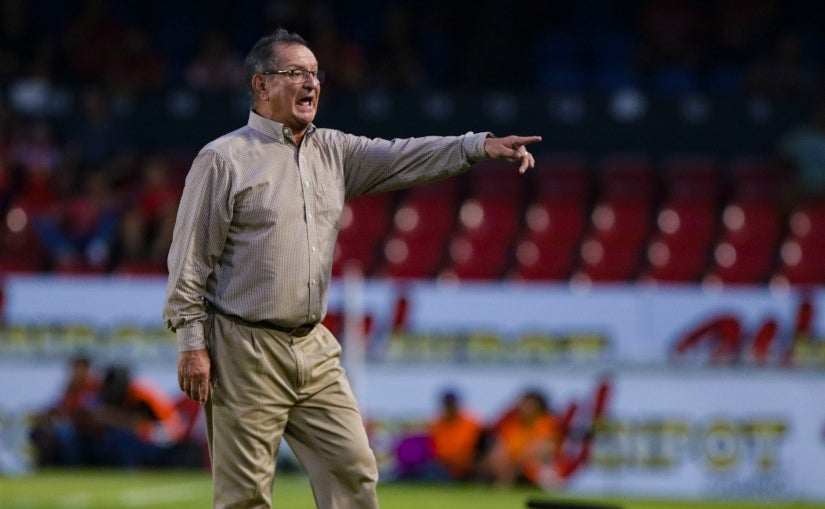 Enrique Meza dirigiendo un partido de los Tiburones Rojos de Veracruz