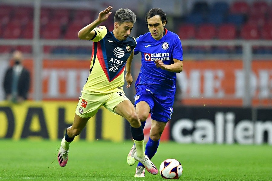 Mauro Lainez durante un partido con América