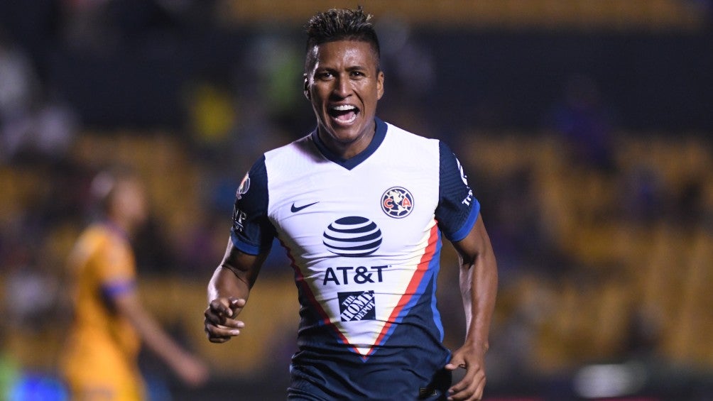 Pedro Aquino durante un partido con América