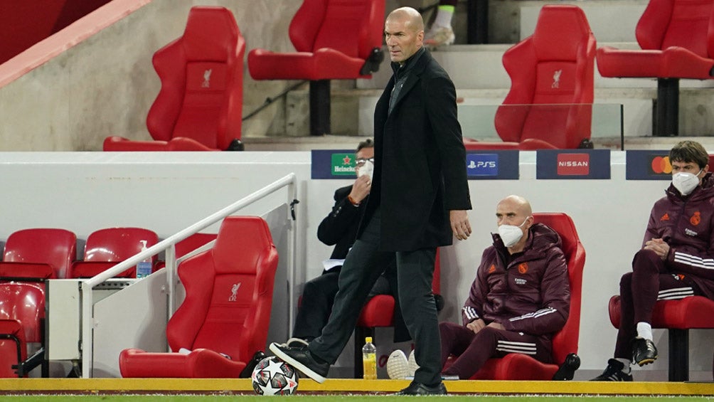 Zidane durante el duelo del Real Madrid vs Liverpool 