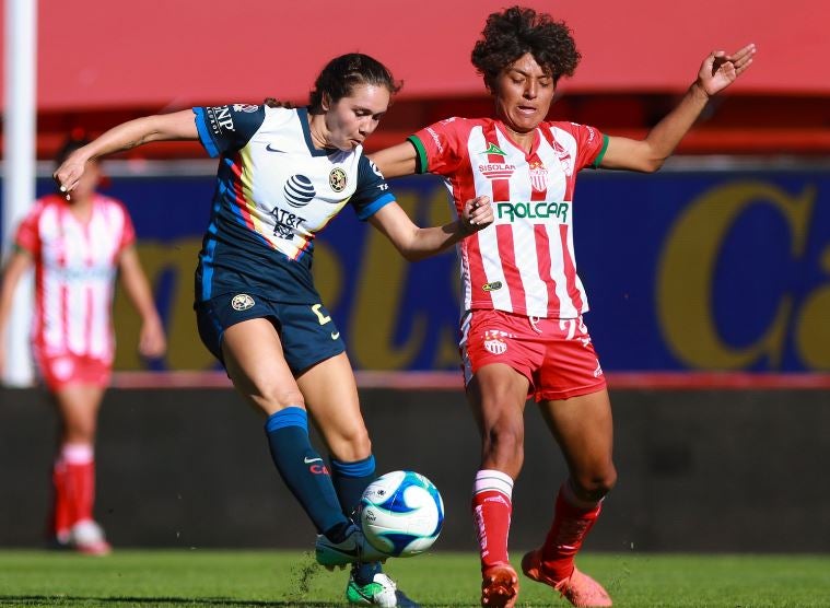 Mayra Pelayo en acción con las Águilas