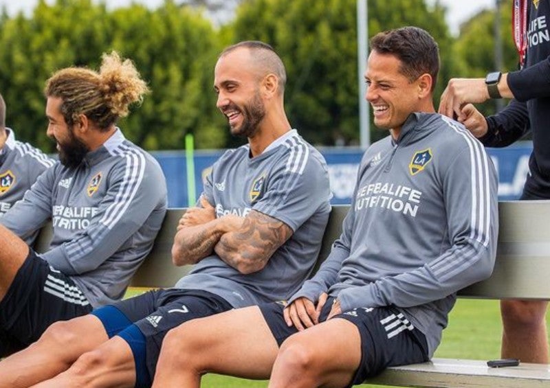 Víctor Vázquez junto a Chicharito en un entrenamiento