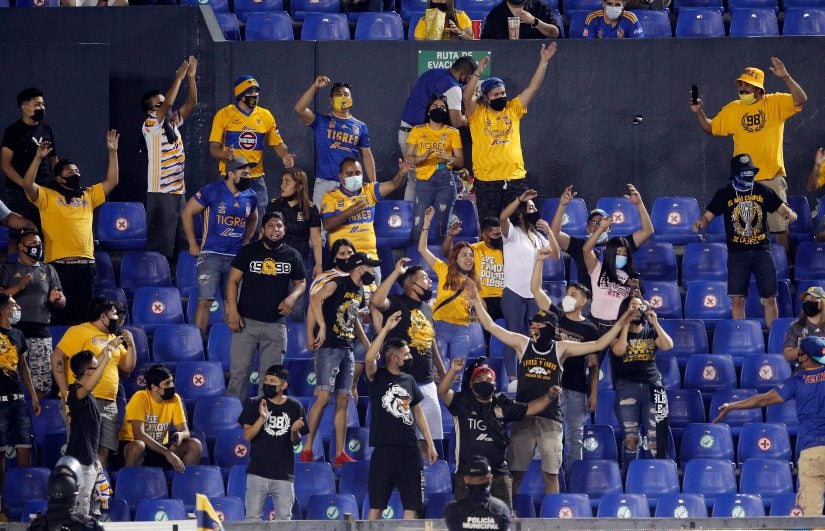 Aficionados felinos en el duelo entre Tigres y América