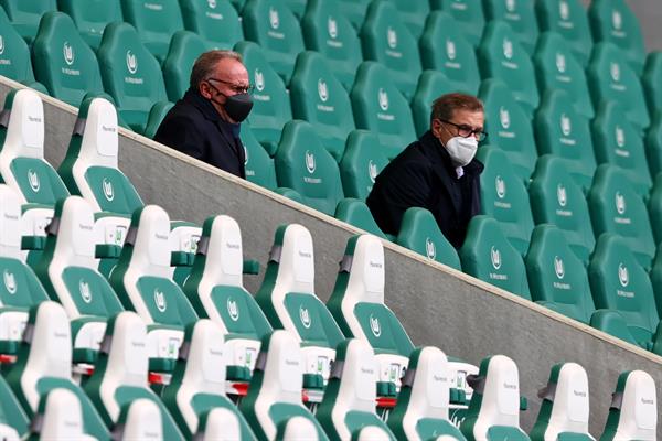 El directivo del Bayern Munich observando un partido