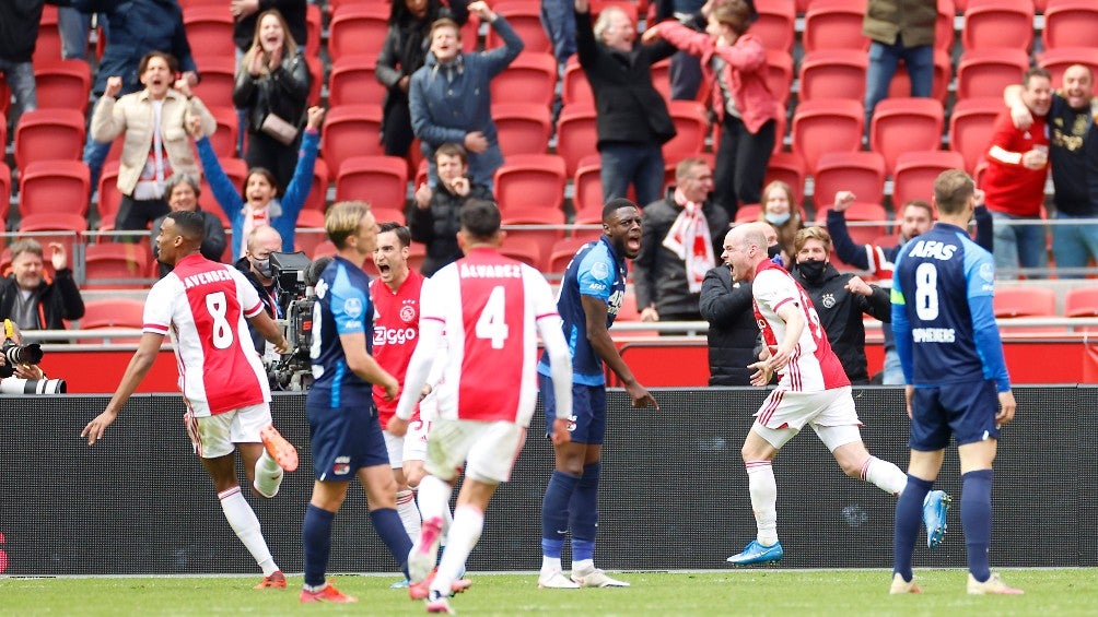 Jugadores del Ajax celebran gol ante AZ Alkmaar