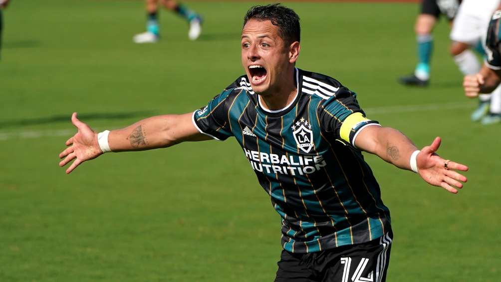 Chicharito Hernández en festejo de gol