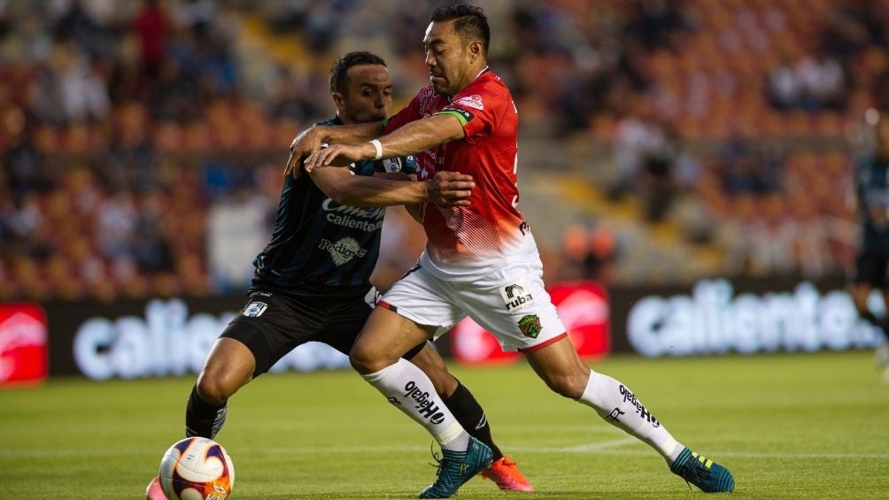 Marco Fabián disputa un balón 