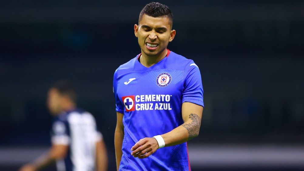 Orbelín Pineda durante un partido de Cruz Azul