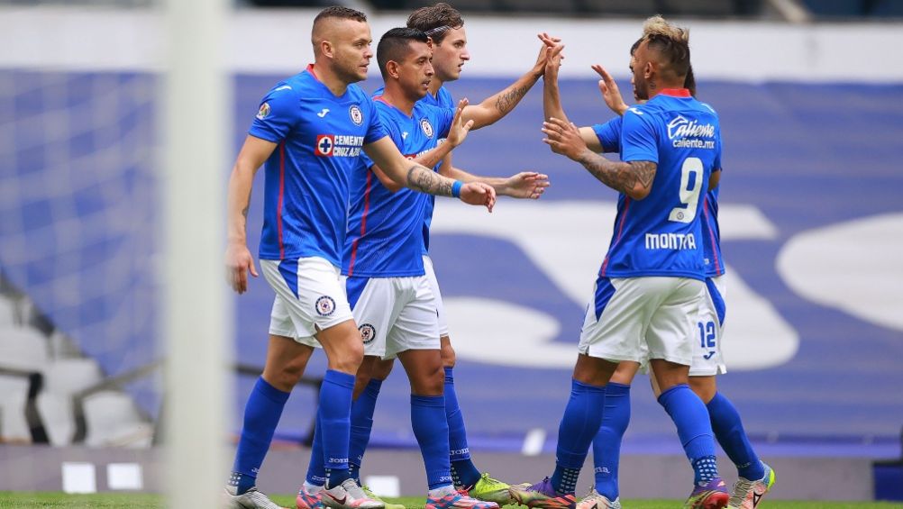 Jugadores de Cruz Azul festejando un gol a favor