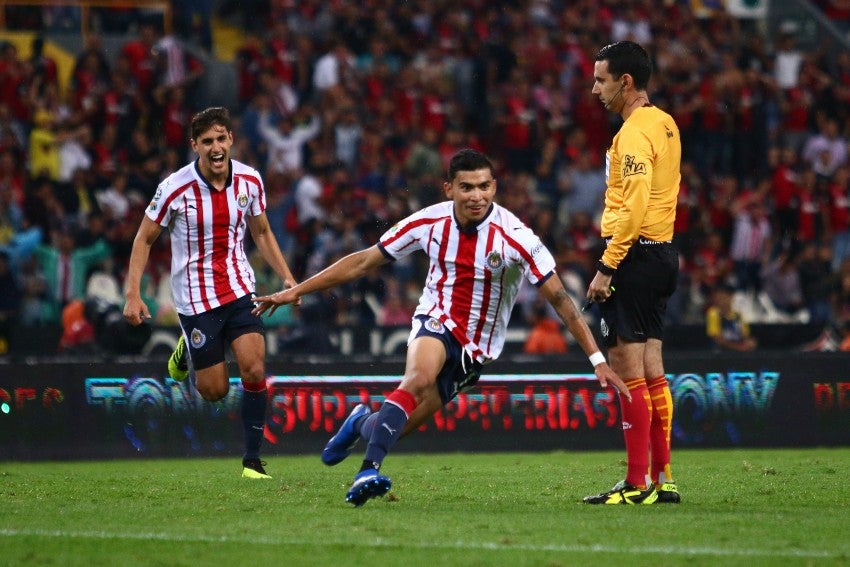 Orbelín Pineda luego de anotarle gol al Atlas con Chivas