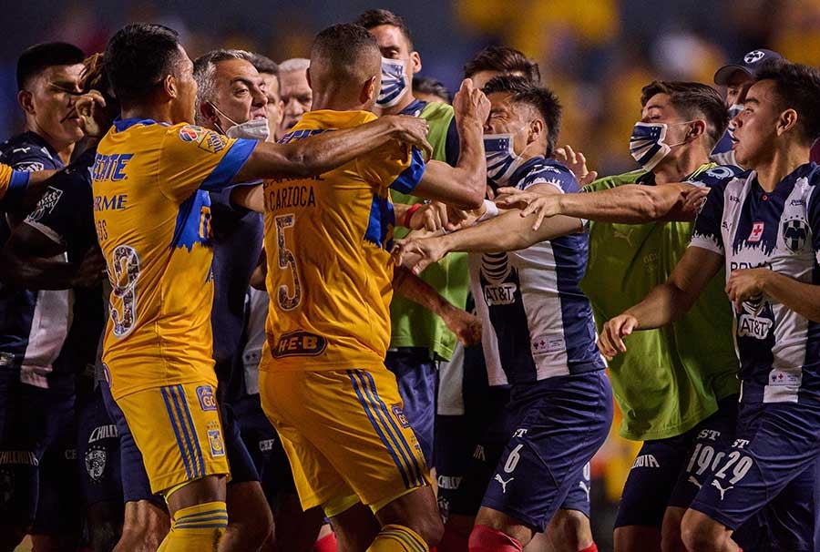 Dentro de la cancha también hubo roces en el Clásico Regio