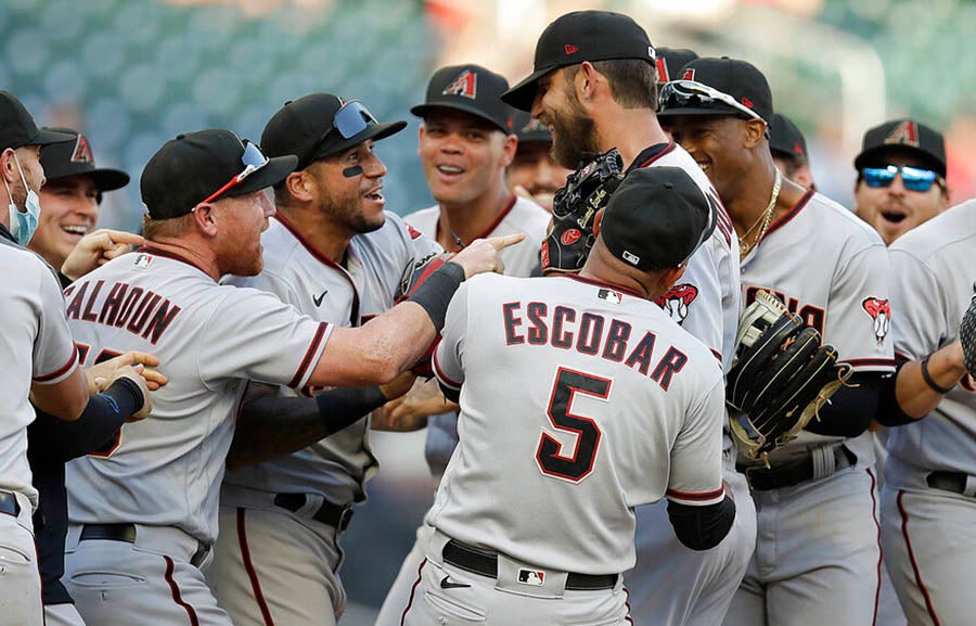 Bumgarner felicitado por sus compañeros