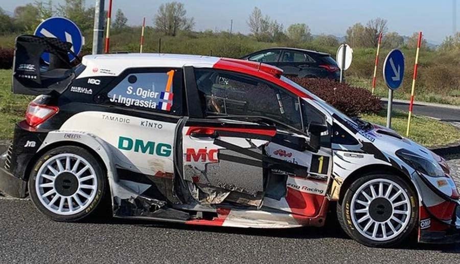 Los daños al auto de Ogier tras el accidente 