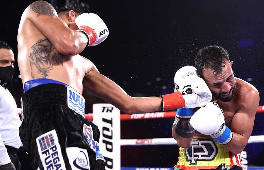 Vaquero y Pitufo en acción arriba del ring