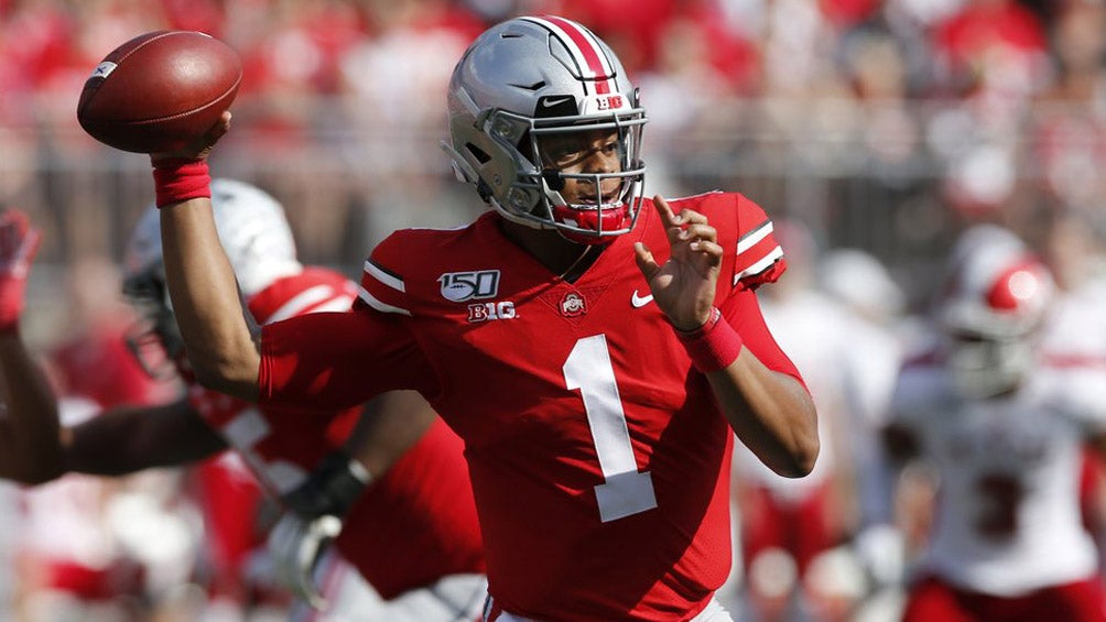 Justin Fields se prepara para lanzar el ovoide en juego de Ohio State